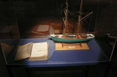 (c) J Crépieux