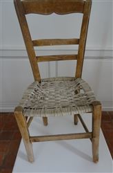 Chaise rempaillée en suspentes de parachutes américains - coll. ferme-musée du Cotentin - CD50