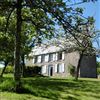 La maison du maître potier sous le soleil de juin