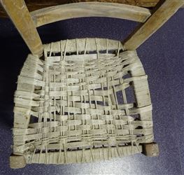 Chaise dont l'assise a été tissée en suspentes de parachutes de l'armée américaine - coll. Ferme-musée du Cotentin