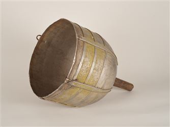 Entonnoir fabriqué à partir d'une bombonne à oxygène de l'armée américaine - collection ferme-musée du Cotentin. Cliché Fabrique de patrimoine en Normandie