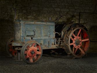 Tracteur Renault de 1942, collection ferme-musée du Cotentin - Cliché A. Cazin Fabrique de patrimoines