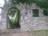 Façade de maison avec ouverture en arc à clé de voûte. (c)cg50