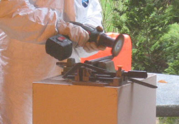 Nettoyage des outils à la brosse métallique 