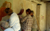 Des stagiaires en train de pratiquer ka peinture a fresco.