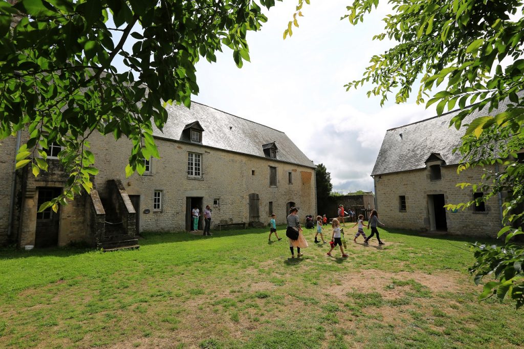 Cour de la ferme-musée du Cotentin