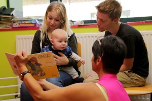 Famille dans un atelier bébé lecteur