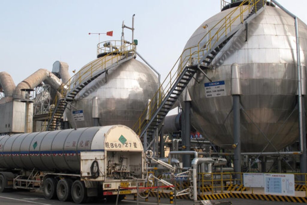 Image de réservoir de stockage de de CO2 dans une cimenterie à Wuhu, dans la province d’Anhui, en Chine, en septembre 2019.