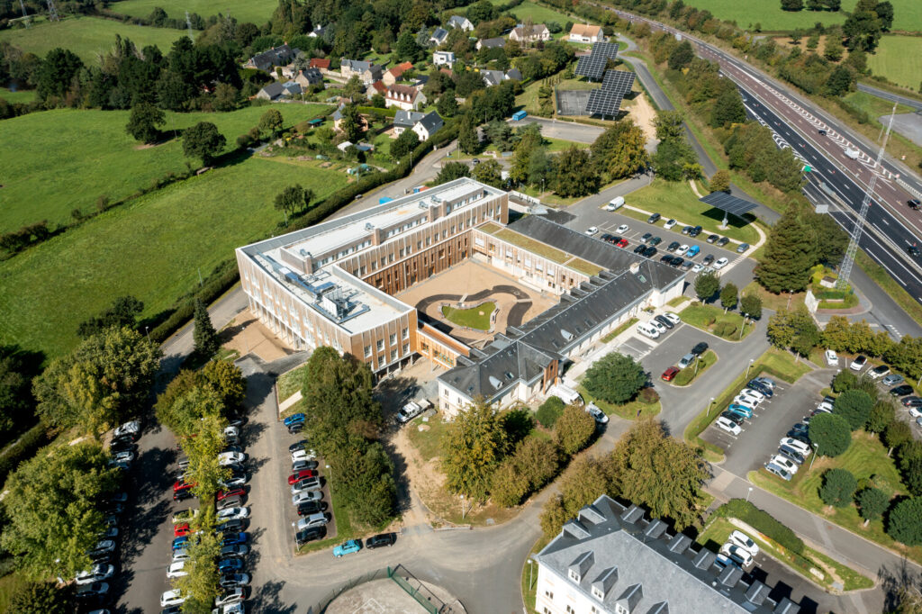 Image du bâtiment  vue d'un drône de la Maison départementale de l'autonomie à Saint-Lô