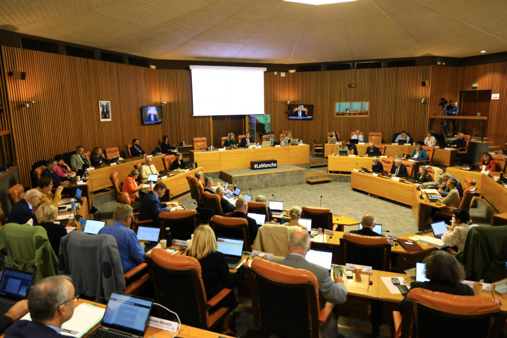 Photo prise lors d'une séance plénière en salle des sessions du Département de la Manche