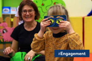 Photographie d'une agente avec un enfant #engagement