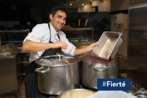 Photographie d'un agent cuisinier dans un collège #fierté
