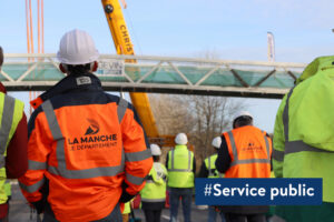 Photographie d'agents des routes de dos lors de l'installation d'une passerelle #service public